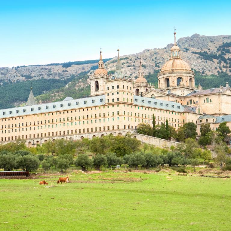 Дворец монастырь эскориал в испании. Дворец-монастырь сан лоренсо дель эскориал близ мадрида. Дворец-монастырь эскориал. Монастырь сан лоренсо дель эскориал. Западный фасад.