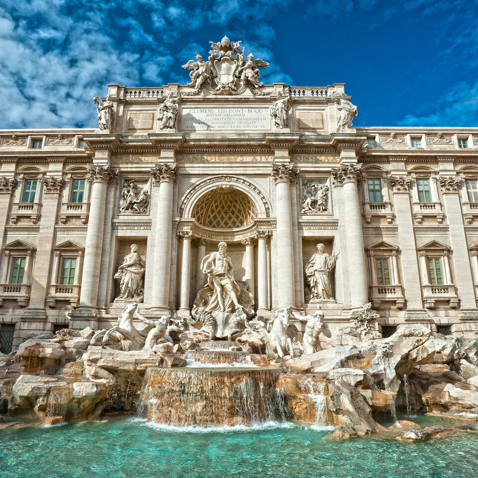 tourist fontana di trevi