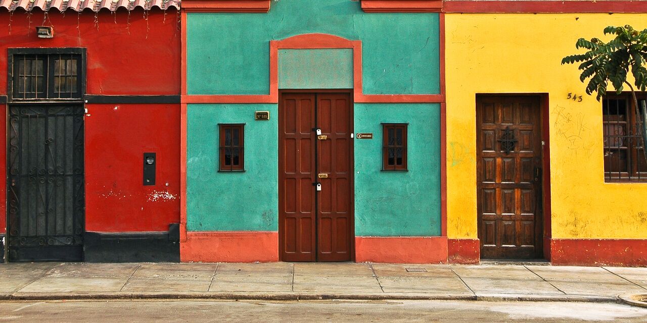 Casas de vivos colores en el casco antiguo