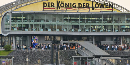 Het Theater im Hafen is niet te missen