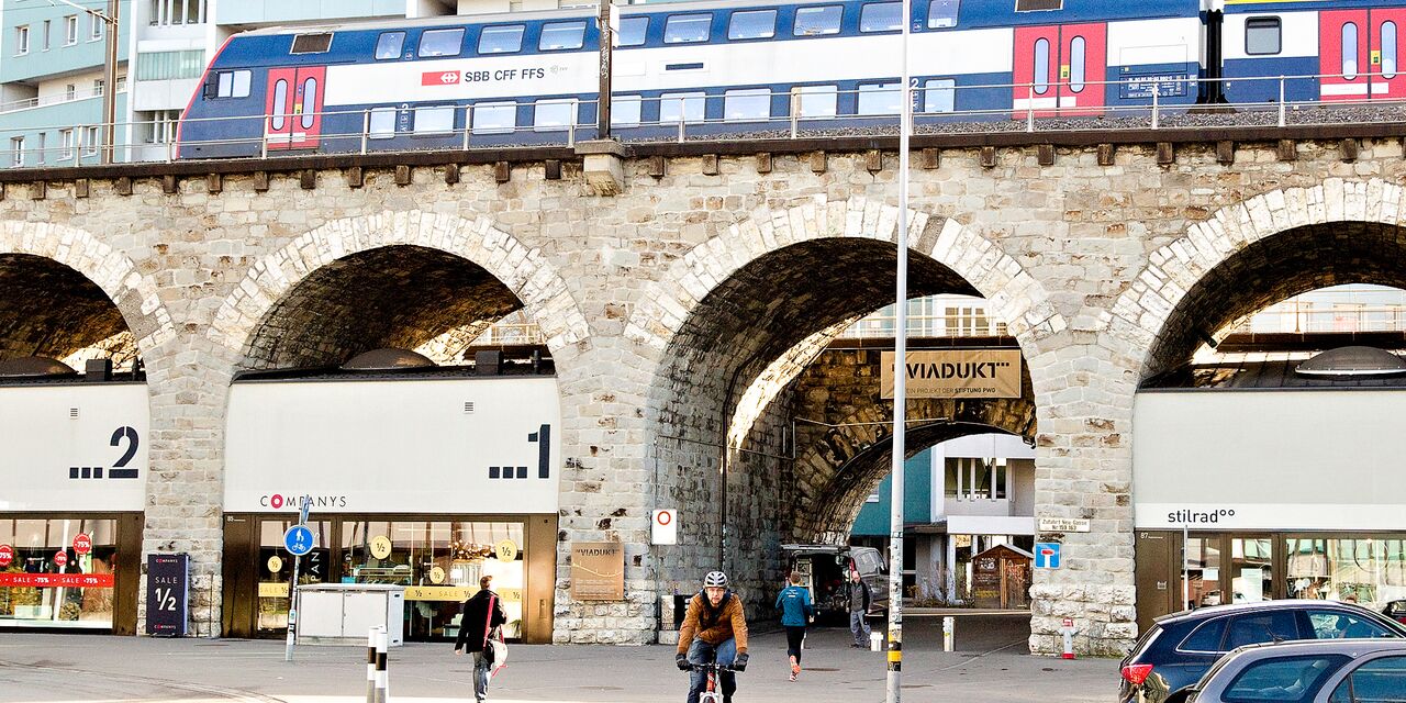 Im Viadukt: shopping under a railway viaduct