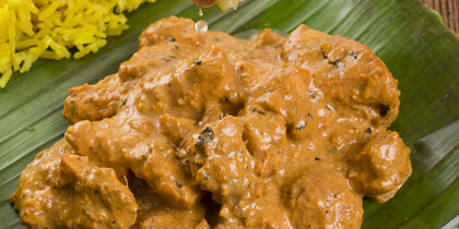 Un plato de curry sobre hoja de banana