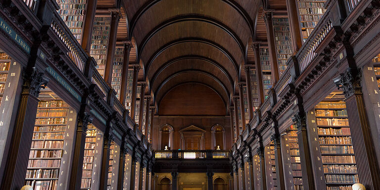 La sala "Long Room" en la biblioteca Trinity