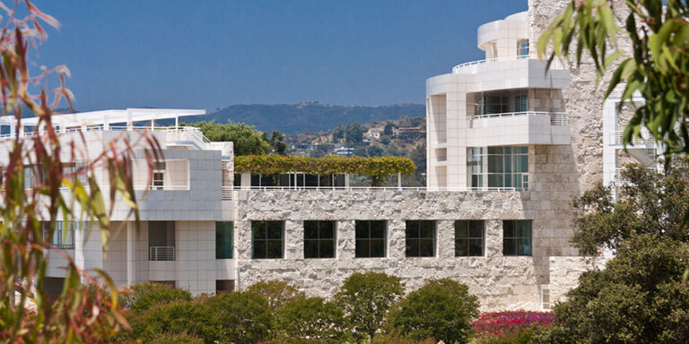 Le Getty Center, entouré de végétation