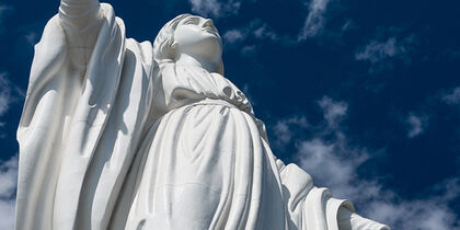 La estatua de la Virgen María