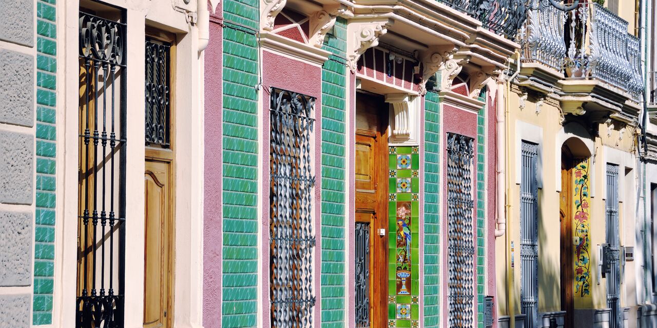 Casas coloridas junto a la playa