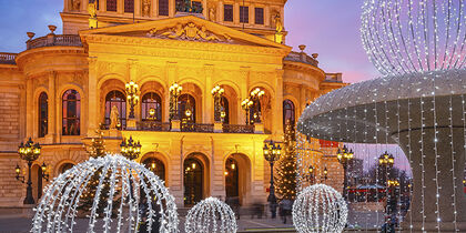 En invierno la Alte Oper cuenta con una bonita iluminación