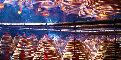 Spirales d'encens dans le temple