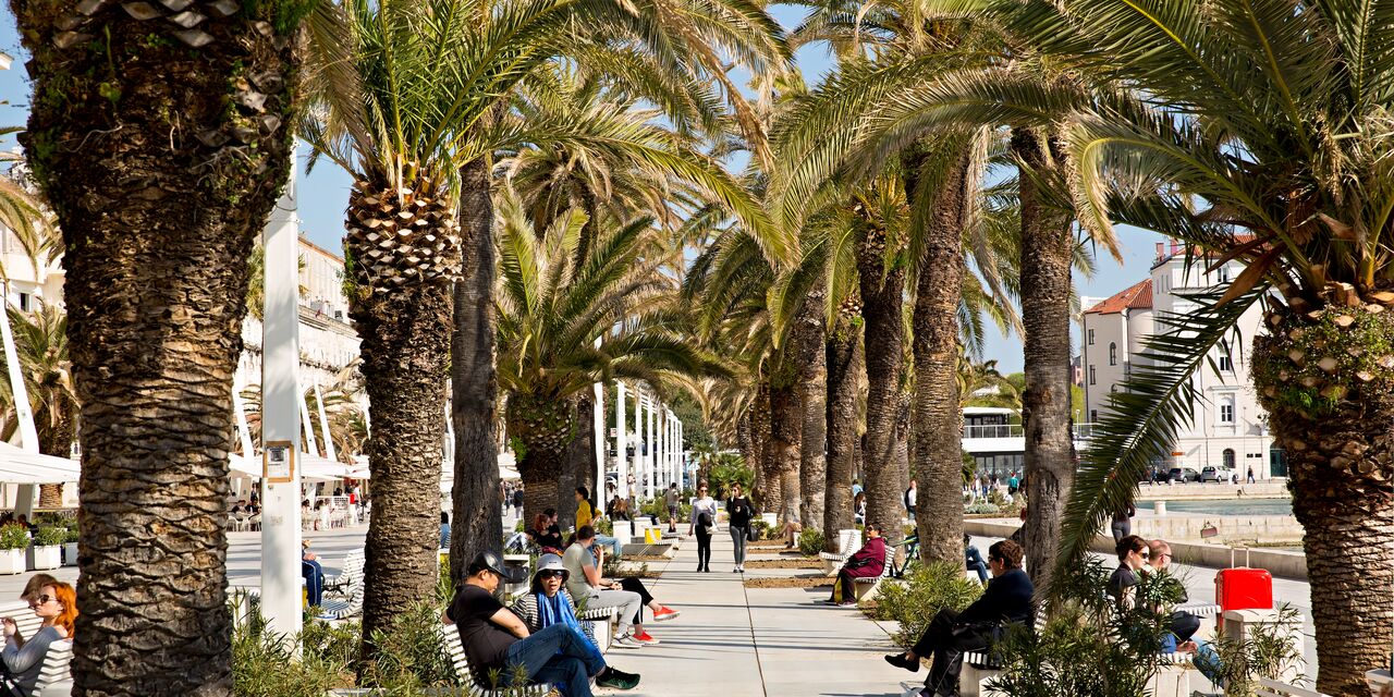 The sunny Riva promenade