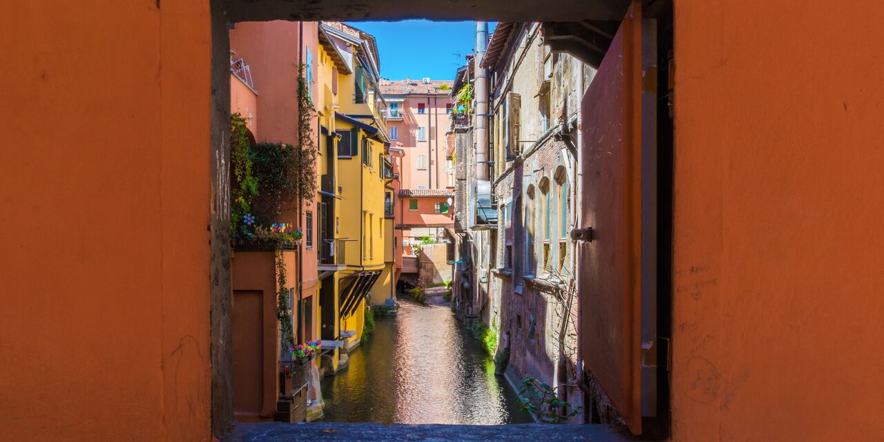 Un aperçu du canal caché le long de la Via Piella