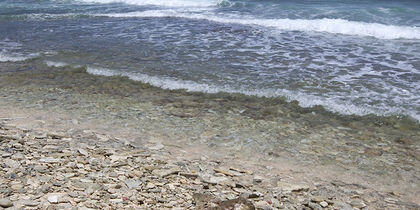 The sandy beach of Lac Baai