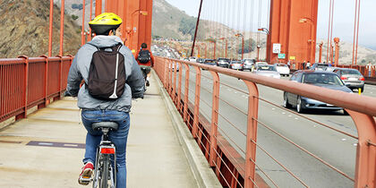 Cruzando el puente en bici