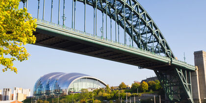 El Tyne Bridge y el soleado muelle