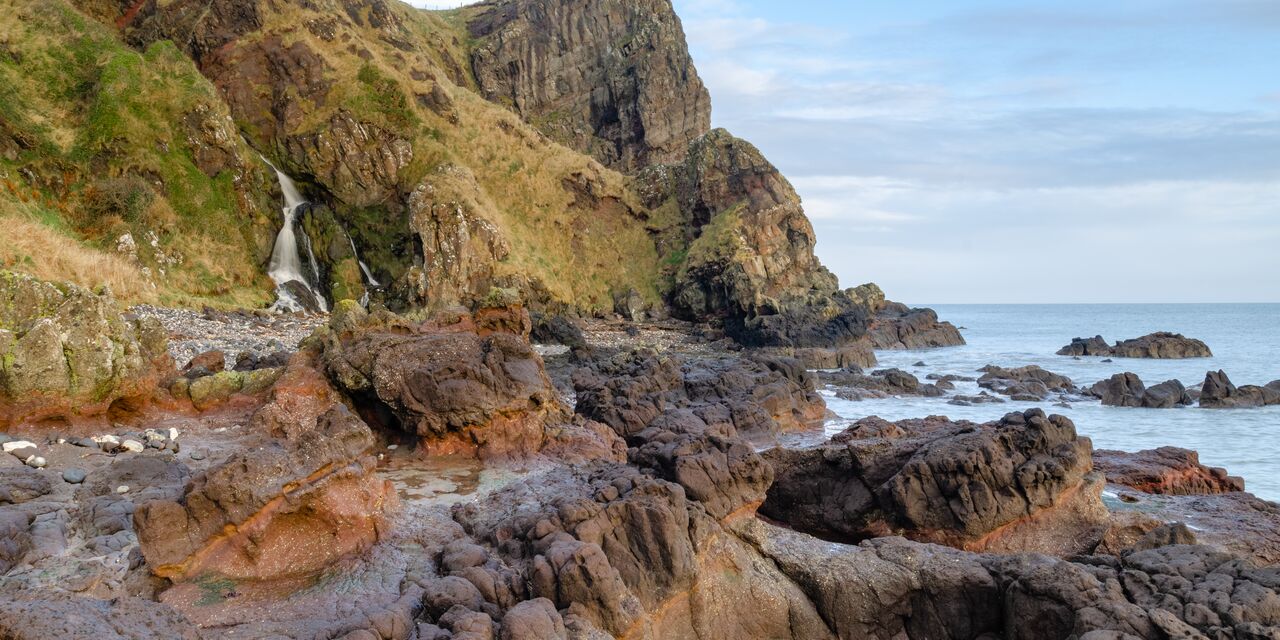 De ruige Ierse kust bij The Gobbins