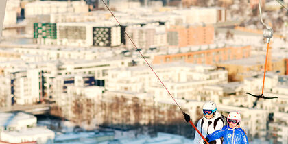 Snowboard y esquí con vistas a la ciudad