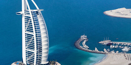 El hotel Burj Al Arab, cerca de la playa de Jumeirah