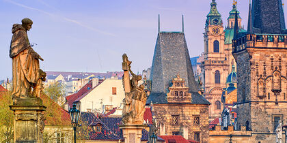 Die Statuen auf der Brücke