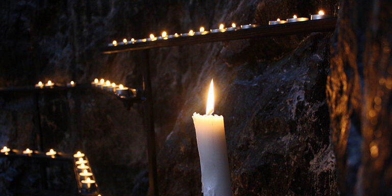 Velas en los muros de piedra