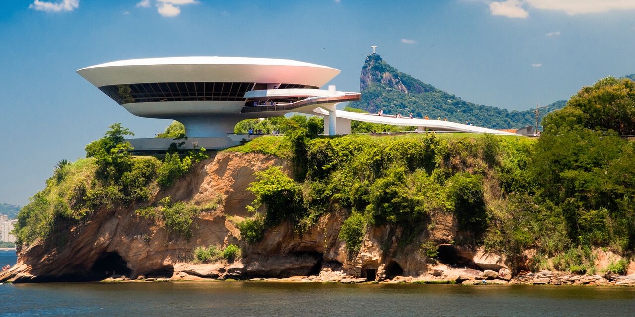 Het Niterói museum voor hedendaagse kunst in Rio de Janeiro