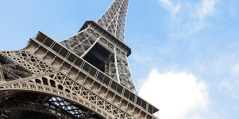 La Torre Eiffel desde una perspectiva de rana