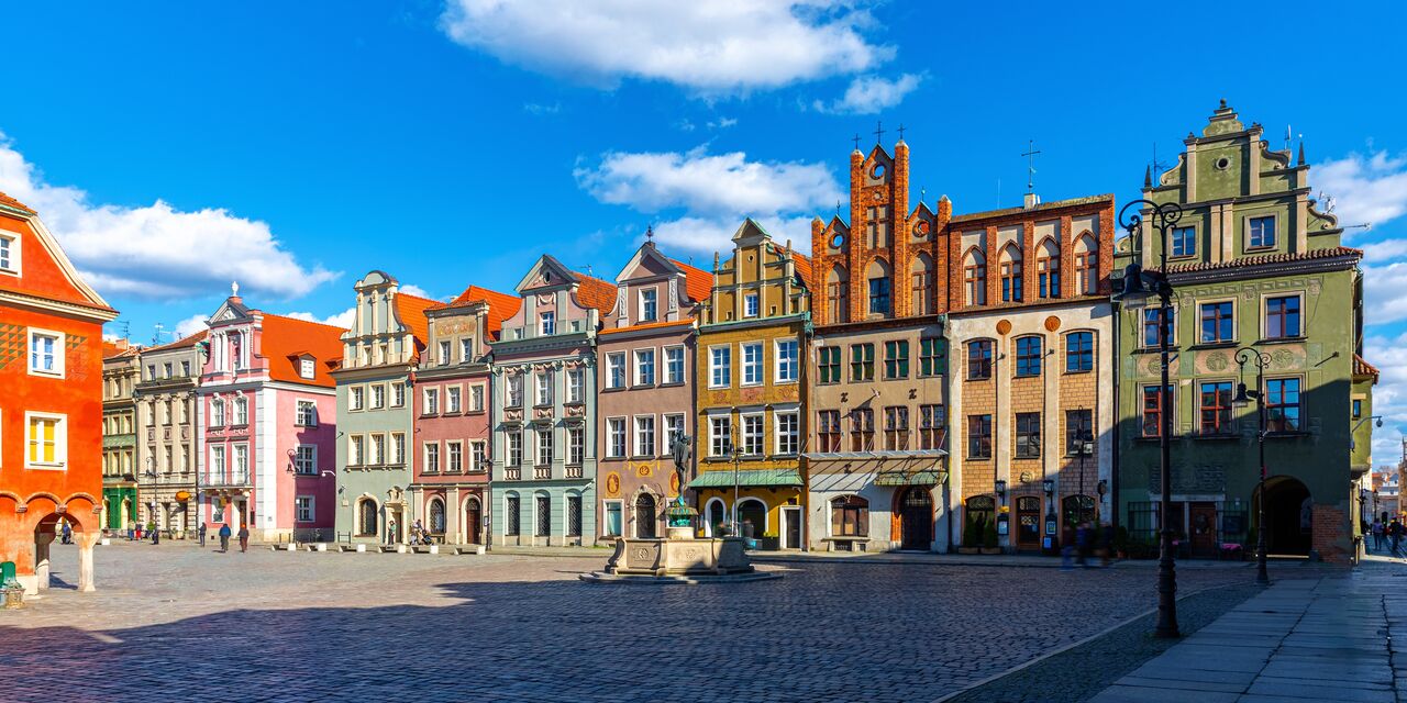 Casas de colores en la plaza del mercado