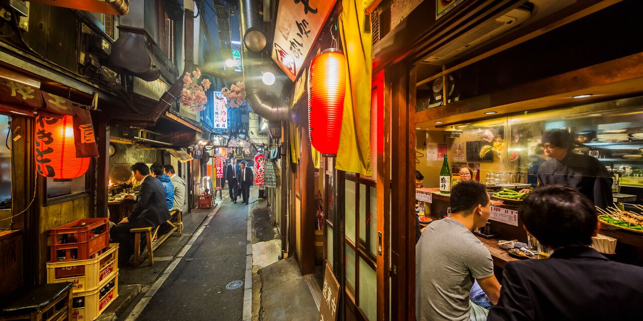 El callejón Omoide Yokocho en el barrio de Shinjuku