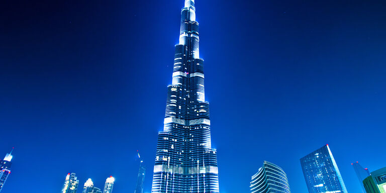 El Burj Khalifa rodeado de un aura azul