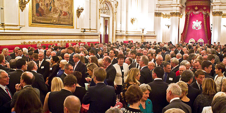 La ceremonia de los Queen Awards en un imponente salón