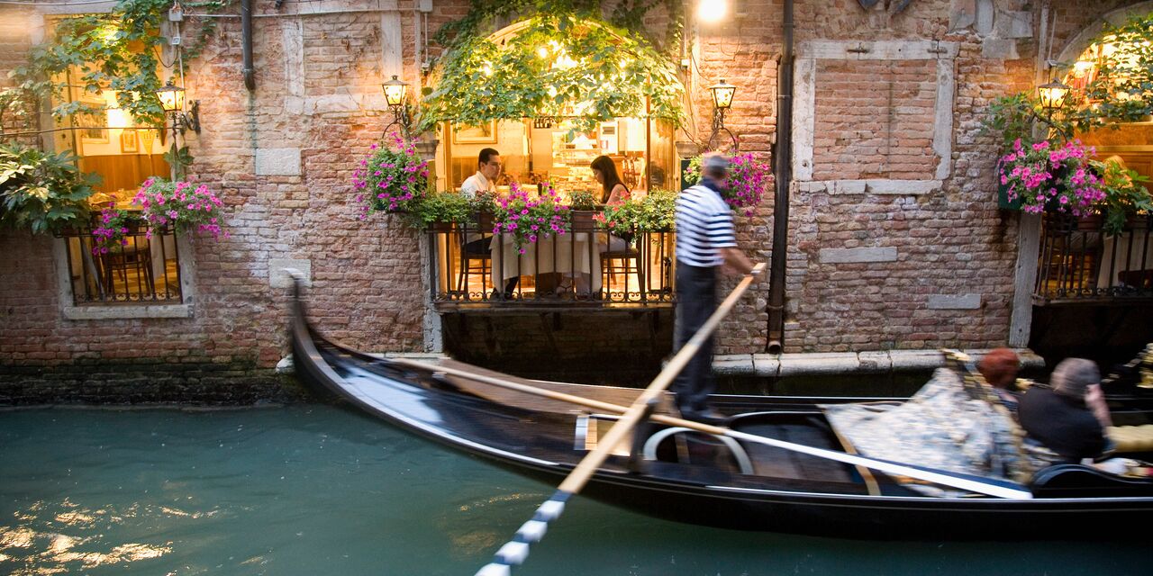 Cena romántica en el agua