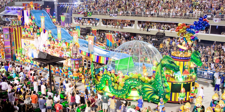 Un Sambódromo lleno de gente