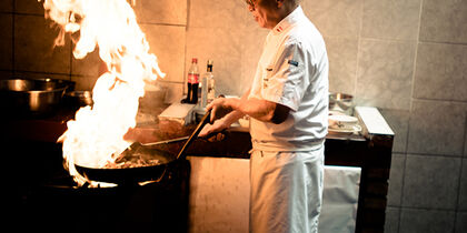 Chef cocinando en Chez Wong