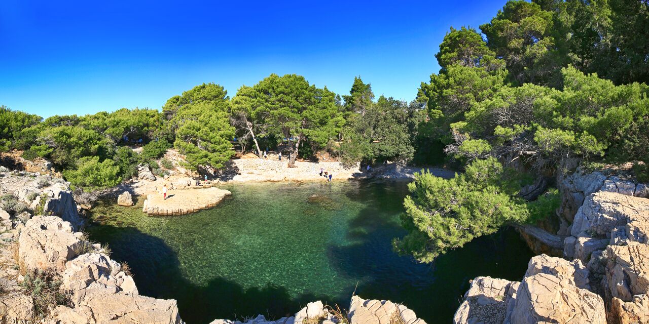 Lago en la isla Lokrum