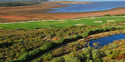 Jugando al golf en la bella región de Arabella