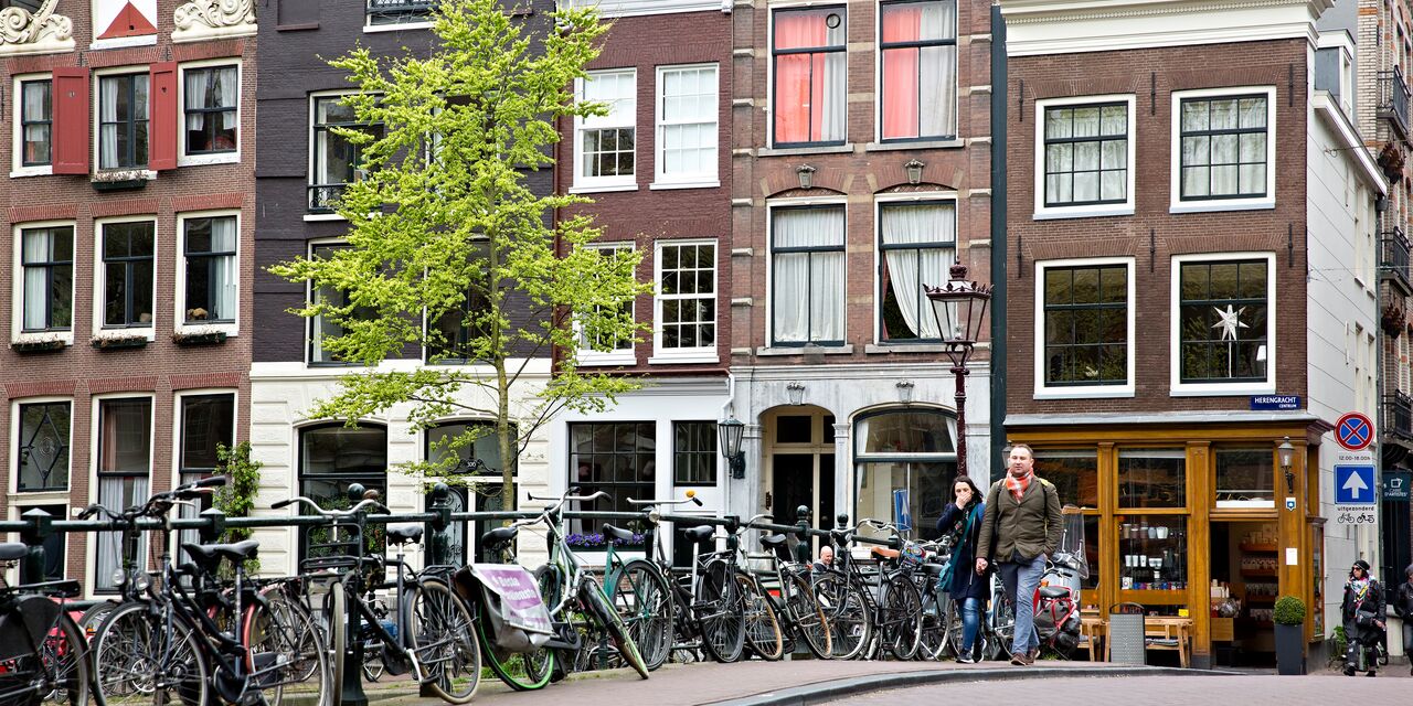 Bicicletas y elegantes casas junto al canal