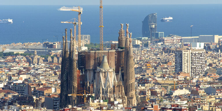 Nuevas torres de la iglesia en construcción