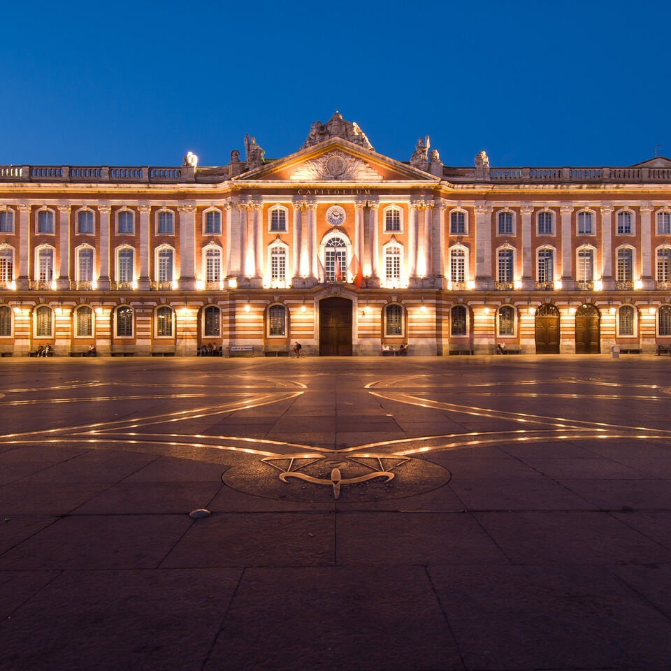 Klm Travel Guide Place Du Capitole The Heart Of The City