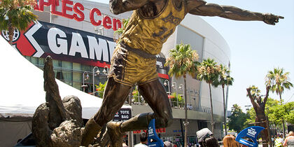 La statue de bronze du champion de basket devant le Staples Center