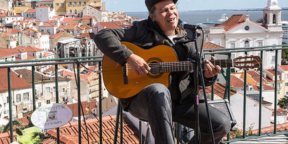 Cantante con Alfama a lo lejos