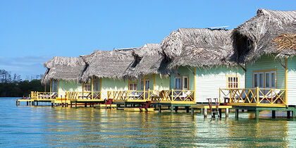 Tropische hutten op Isla Colón