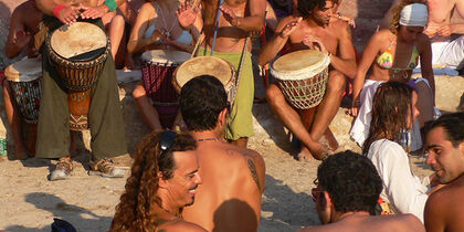 Fiesta hippie del domingo en la Cala Benirràs