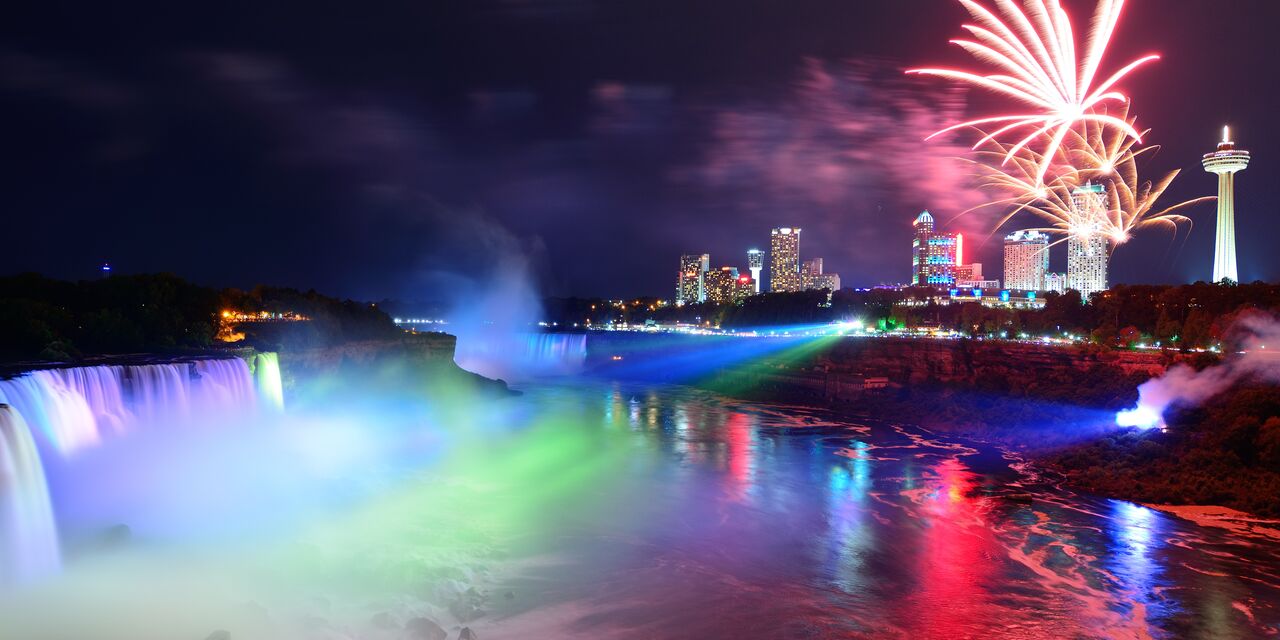 Cataratas del Niágara iluminadas y vista de la ciudad