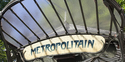 De art nouveau metro-ingang van Abbesses