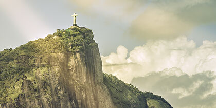 El Cristo Redentor se erige sobre la montaña