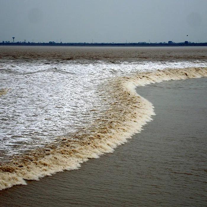 Tidal wave on the Qiantang River
