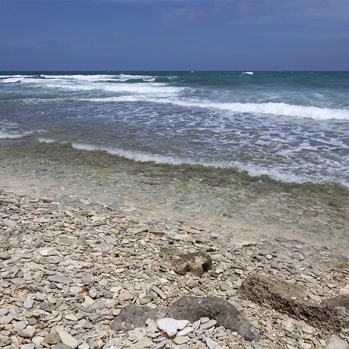 The sandy beach of Lac Baai