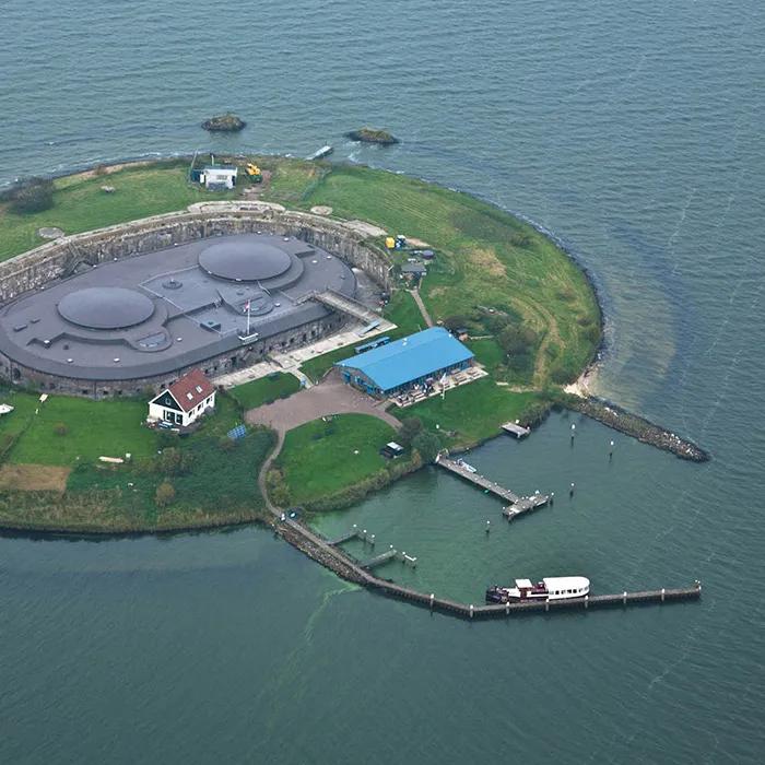 Lost In A Moment: party at Pampus