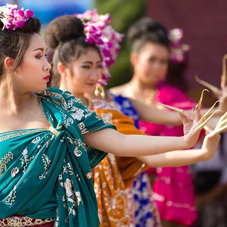 KLM - Thai dancers