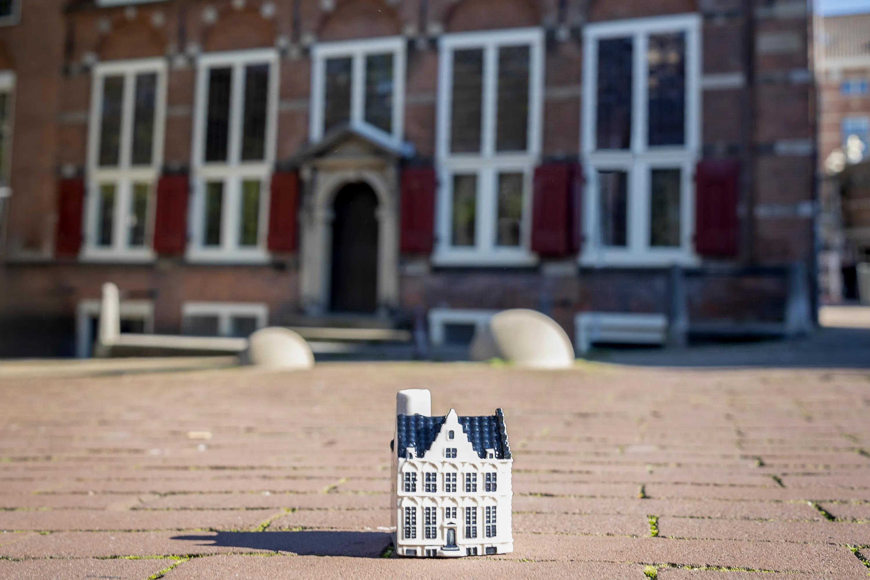 Delft Blue Houses KLM s Delft Blue Miniature Houses And How To Get Them 