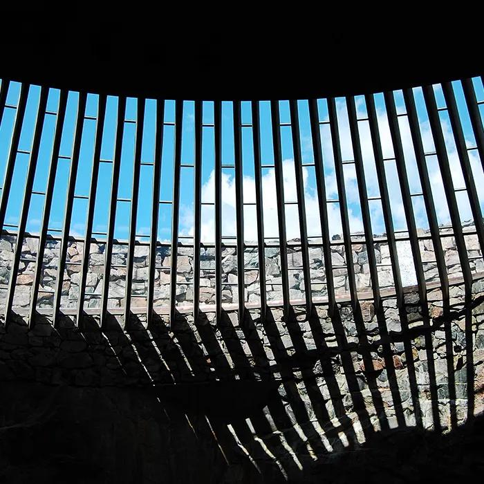 Natural incidence of light through the 180 windows in the dome